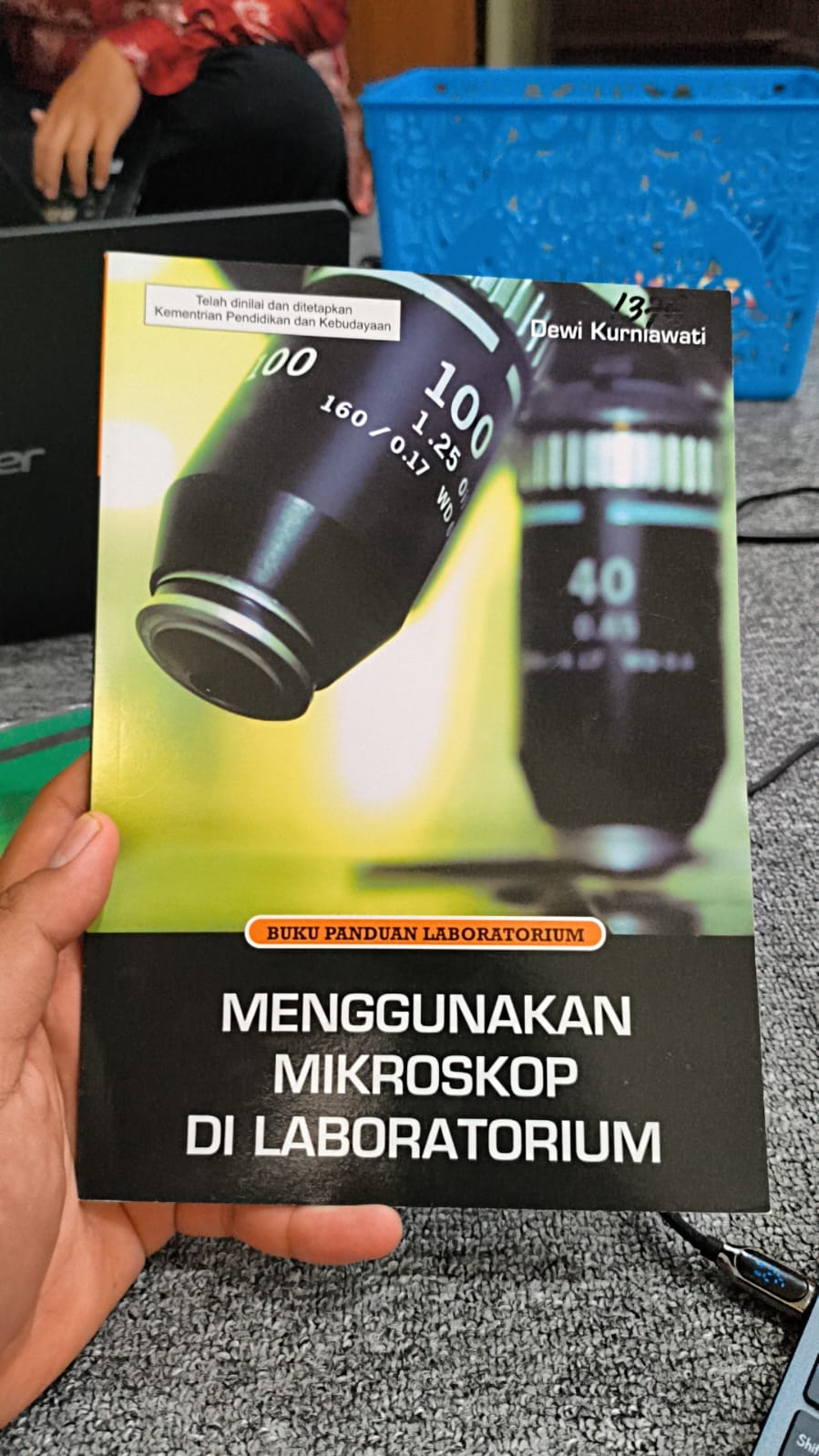 Buku Panduan Laboratorium Menggunakan Mikroskop di LaBoratorium